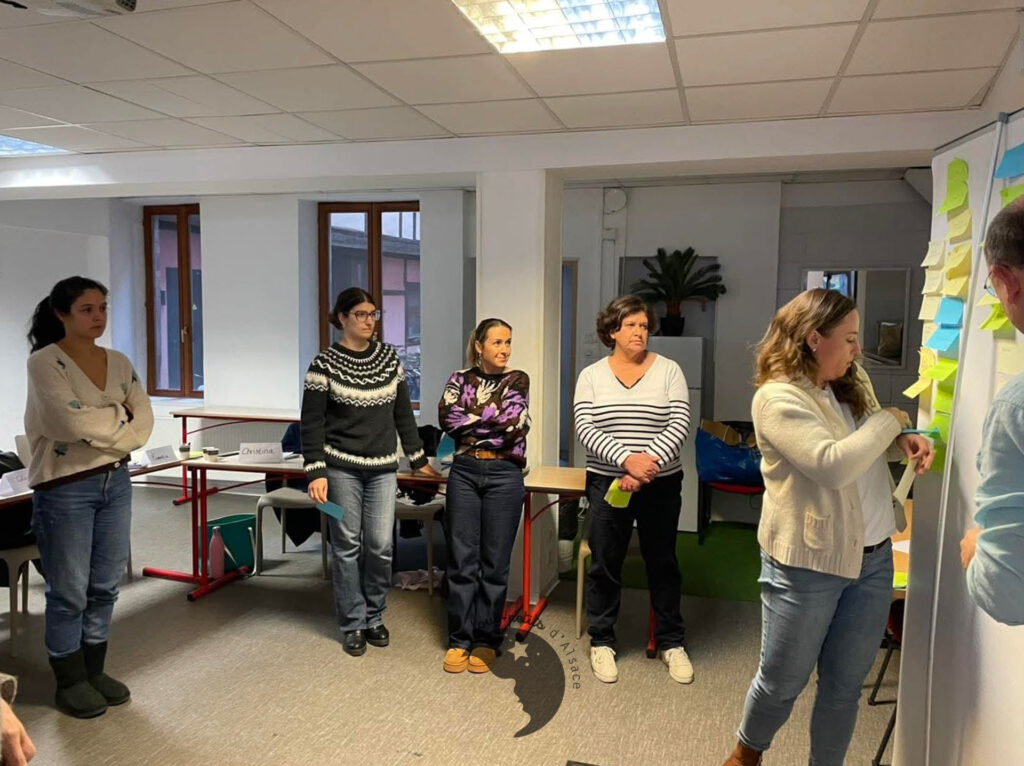 Bénévoles participant à un exercice de groupe pendant la formation au deuil périnatal en Alsace