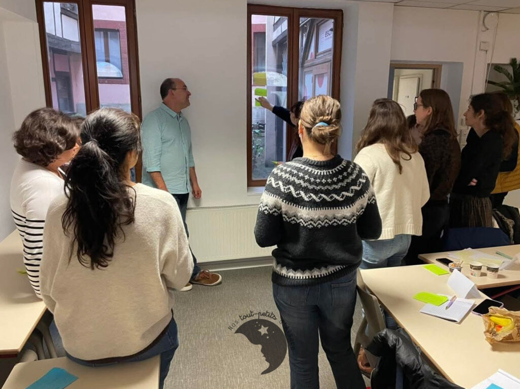 Atelier interactif avec jeux de rôles pour apprendre à accompagner les parents en deuil périnatal